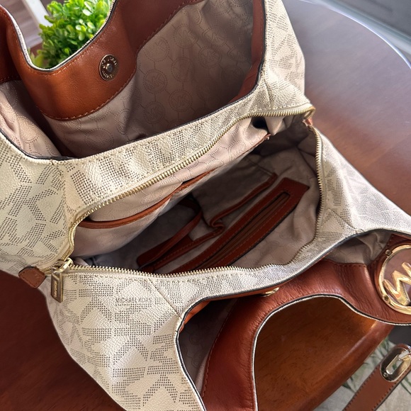 Michael Kors shoulder purse - Picture 3 of 3